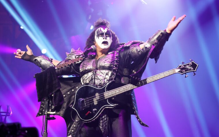 Gene Simmons de Kiss dit qu'il facture un fan de plus de 12 000 $ pour être son "roadie" pour une journée en raison de frais d'assurance "astronomiques"