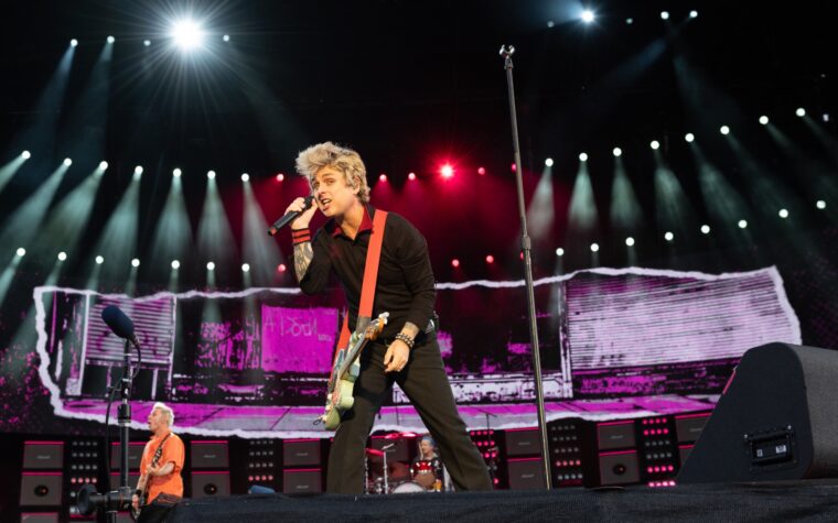 Green Day partagez le nouveau single `` Smash It Like Belushi '' et annoncez une réédition de luxe "Sauveors"