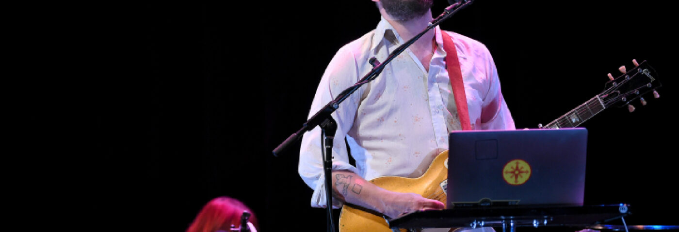 Justin Vernon de Bon Iver suscite des spéculations et une confusion avec Cristin Milioti Baby Photo in «Sable, Fable»