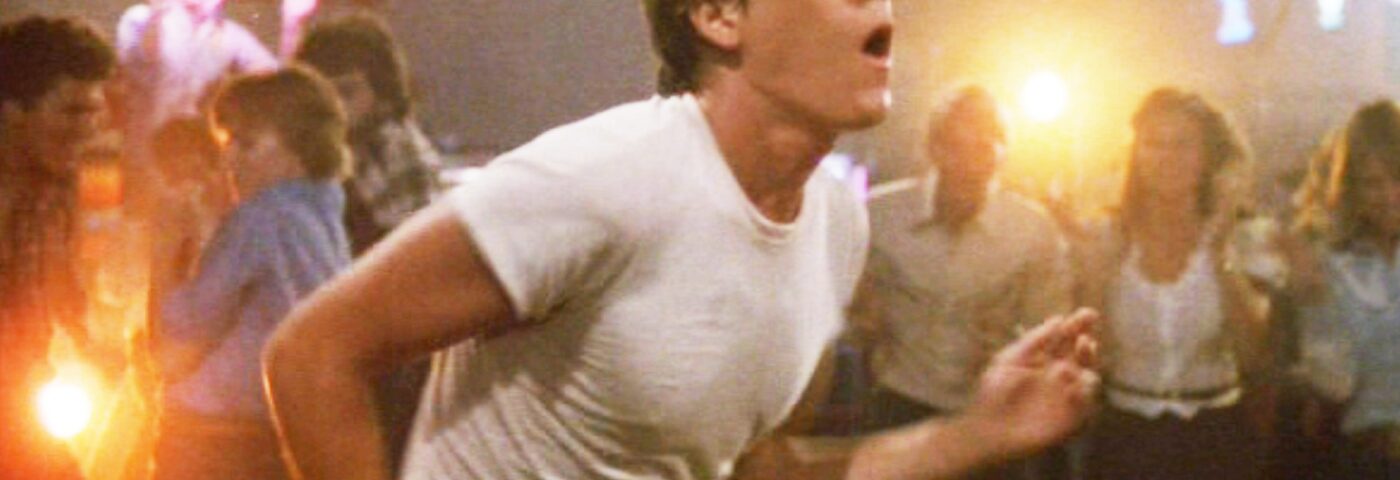 Kevin Bacon chante 'Footloose' en direct à Stagecoach