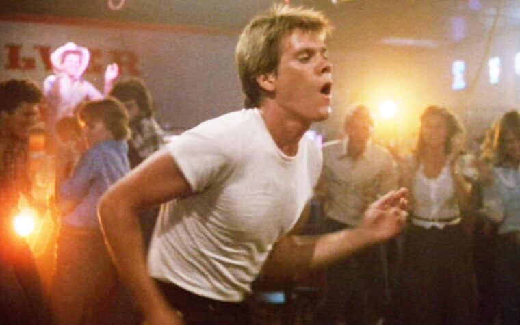 Kevin Bacon chante 'Footloose' en direct à Stagecoach