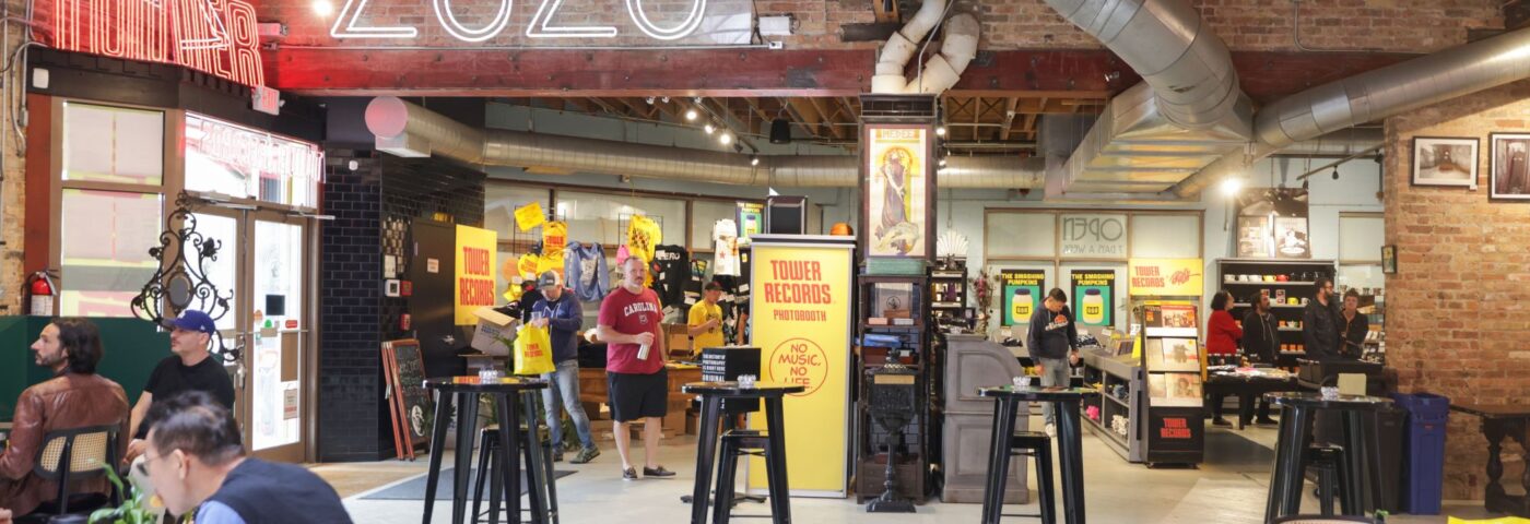 La voiture s'écrase dans le magasin de thé de Chicago de Billy Corgan pour la deuxième fois en six mois La voiture s'écrase dans le magasin de thé de Chicago de Billy Corgan pour la deuxième fois en six mois