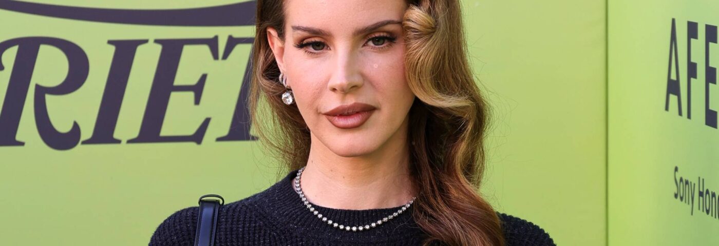 Lana Del Rey dit que le nouveau single «  Bluebird '' a été inspiré par un oiseau volant dans sa fenêtre