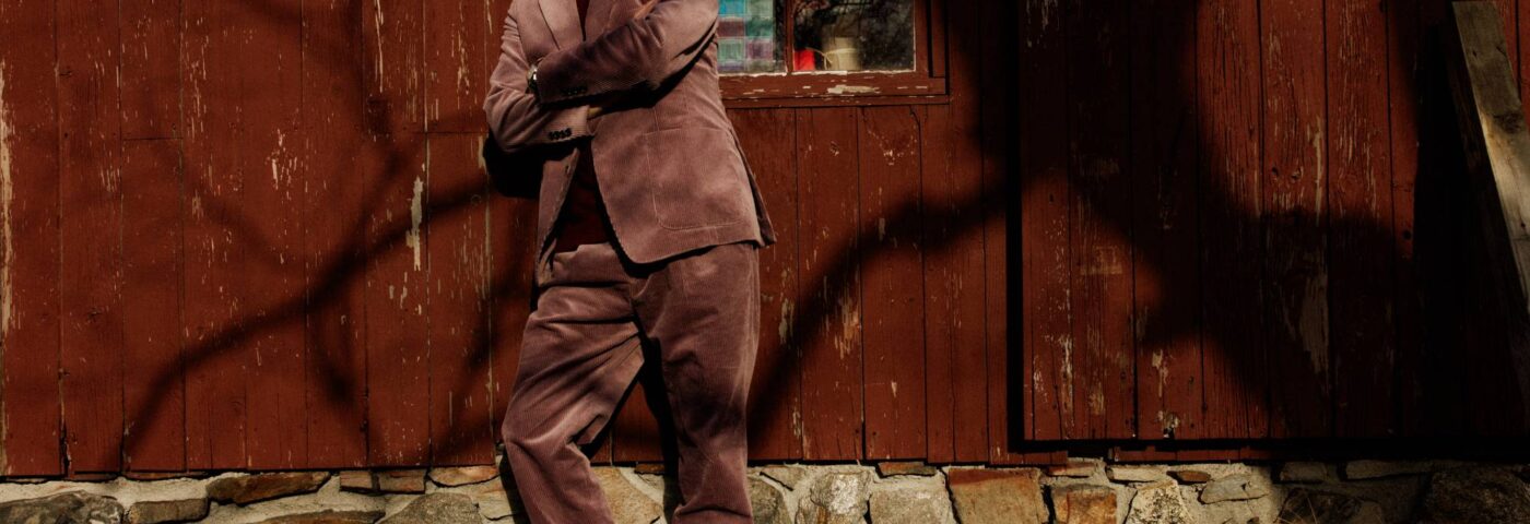 Le Matt Berninger du National prévisualise un nouvel album solo avec un single mélancolique «  Breaking Into Action '' avec des habitudes de main Le Matt Berninger du National prévisualise un nouvel album solo avec un single mélancolique «  Breaking Into Action '' avec des habitudes de main