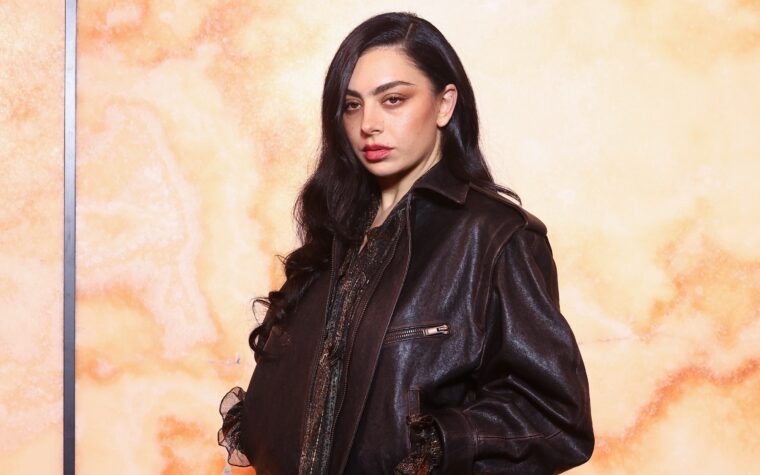 Le créateur viral de la danse virale de Charli XCX poursuit `` Roblox ''