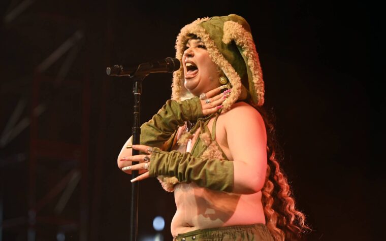 Lola Young Powers à travers Coachella 2025 se déroule malgré la maladie