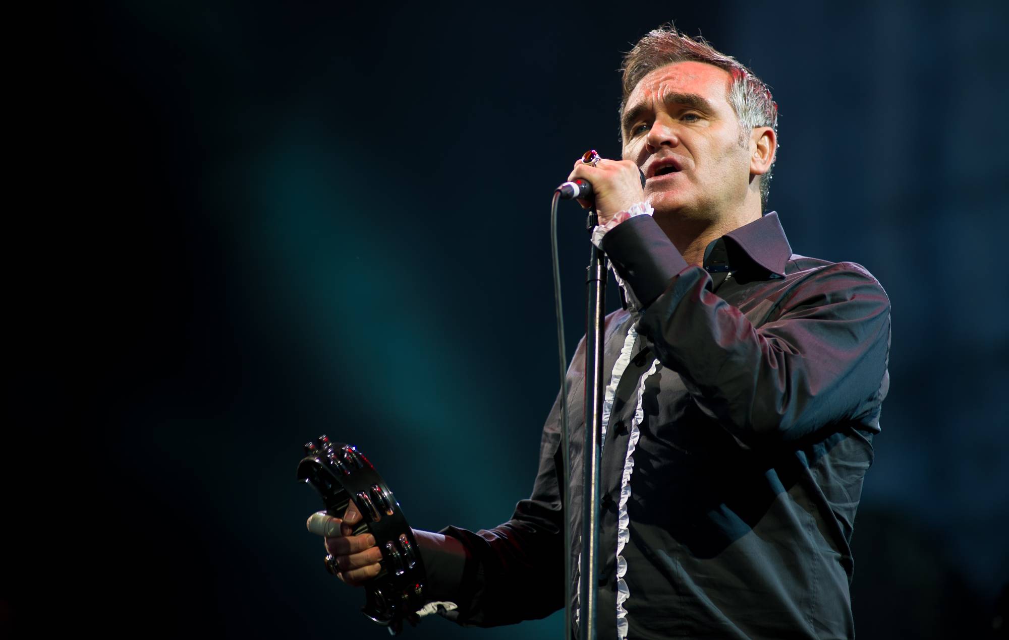 Morrissey se produit en direct sur la scène Pyramid lors du Glastonbury Festival à Worthy Farm, Pilton le 24 juin 2011. (Photo d'Ian Gavan / Getty Images)