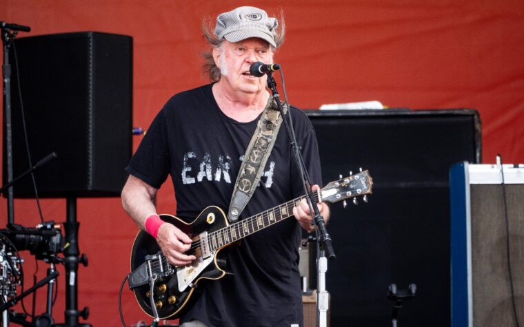 Neil Young n'est pas sûr qu'il pourra retourner aux États-Unis après avoir critiqué Trump: "Vous vous souvenez de la liberté d'expression?"