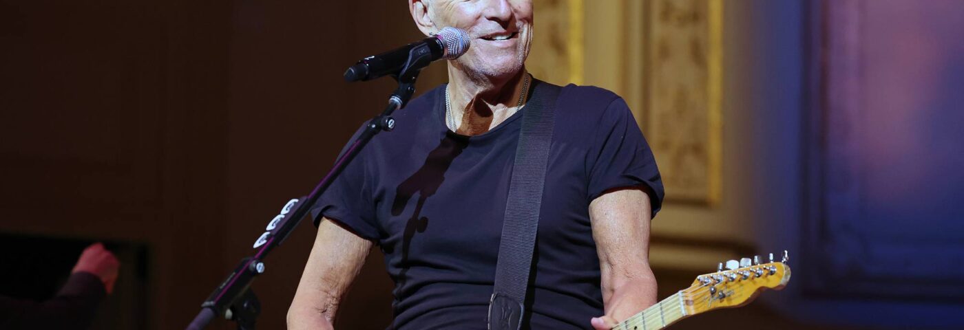 Regardez Bruce Springsteen jouer avec Smokey Robinson, Tom Morello, John Fogerty, Jackson Browne et d'autres à l'événement du New Jersey