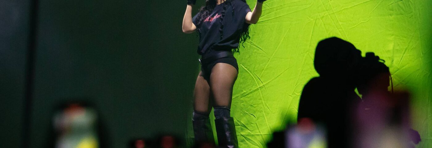 Regardez Charli XCX faire sortir Addison Rae pour le remix et le cri de Lorde, Ethel Cain, Haim, Haim et plus à Coachella 2025