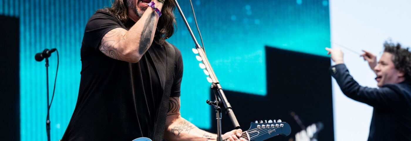 Regardez Dave Grohl Cover LCD Soundsystem, David Bowie et plus à Surprise Fundraiser Gig