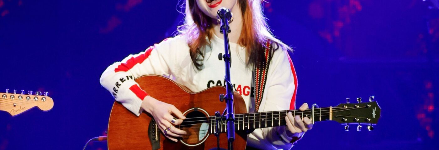 Regardez Hayley Williams de Paramore effectuer une interprétation rare de la piste «Jennifer's Body», des «adolescents»