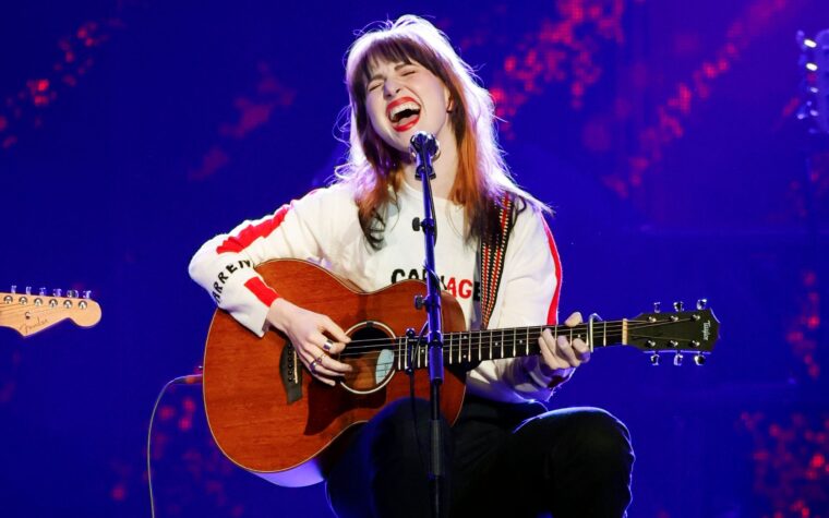 Regardez Hayley Williams de Paramore effectuer une interprétation rare de la piste «Jennifer's Body», des «adolescents»