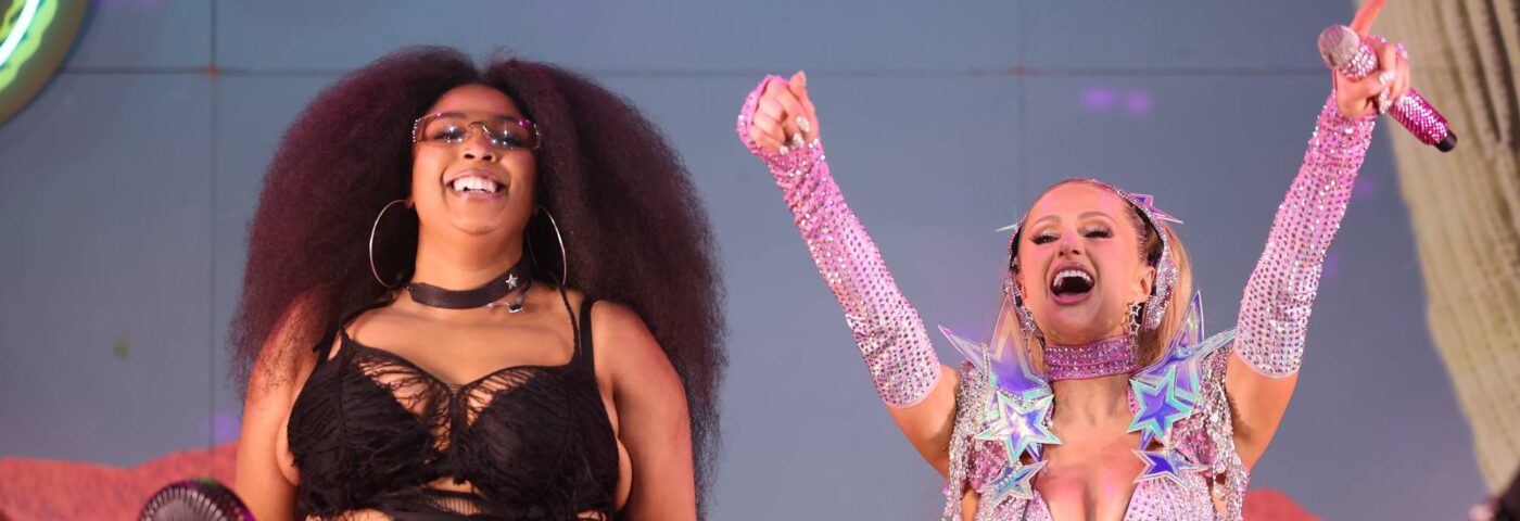Regardez Lizzo rejoindre Paris Hilton pour la performance de Stagecoach surprise