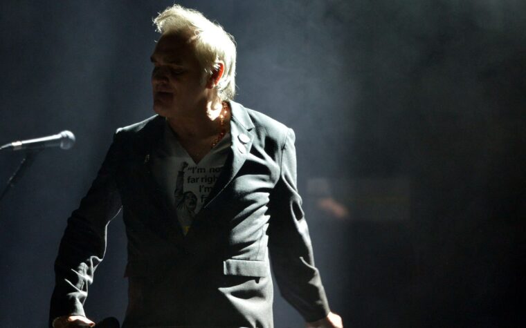 Regardez Morrissey jouer le Smiths `` Hand in Glove '' et `` Hier soir, j'ai rêvé que quelqu'un m'aimait pour la première fois depuis des années et d'autres raretés alors qu'il lance la tournée en 2025
