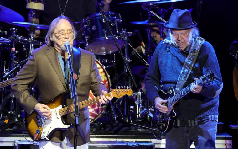 Regardez Neil Young et Stephen Stills se réunir à l'événement caritatif de Los Angeles