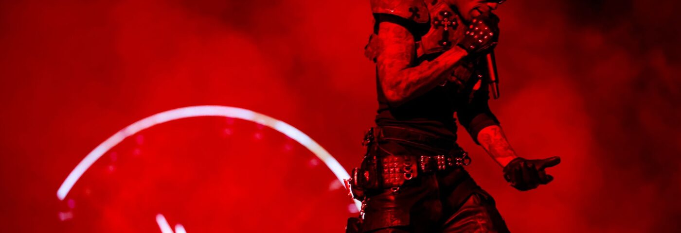 Regardez Travis Scott débuter deux chansons inédites et jouer à Viral Drake Mash-up à Coachella 2025 Regardez Travis Scott débuter deux chansons inédites et jouer à Viral Drake Mash-up à Coachella 2025