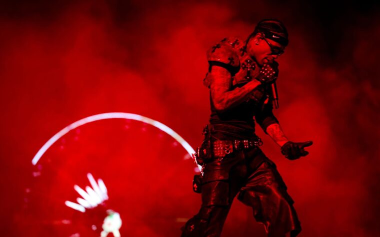 Regardez Travis Scott débuter deux chansons inédites et jouer à Viral Drake Mash-up à Coachella 2025