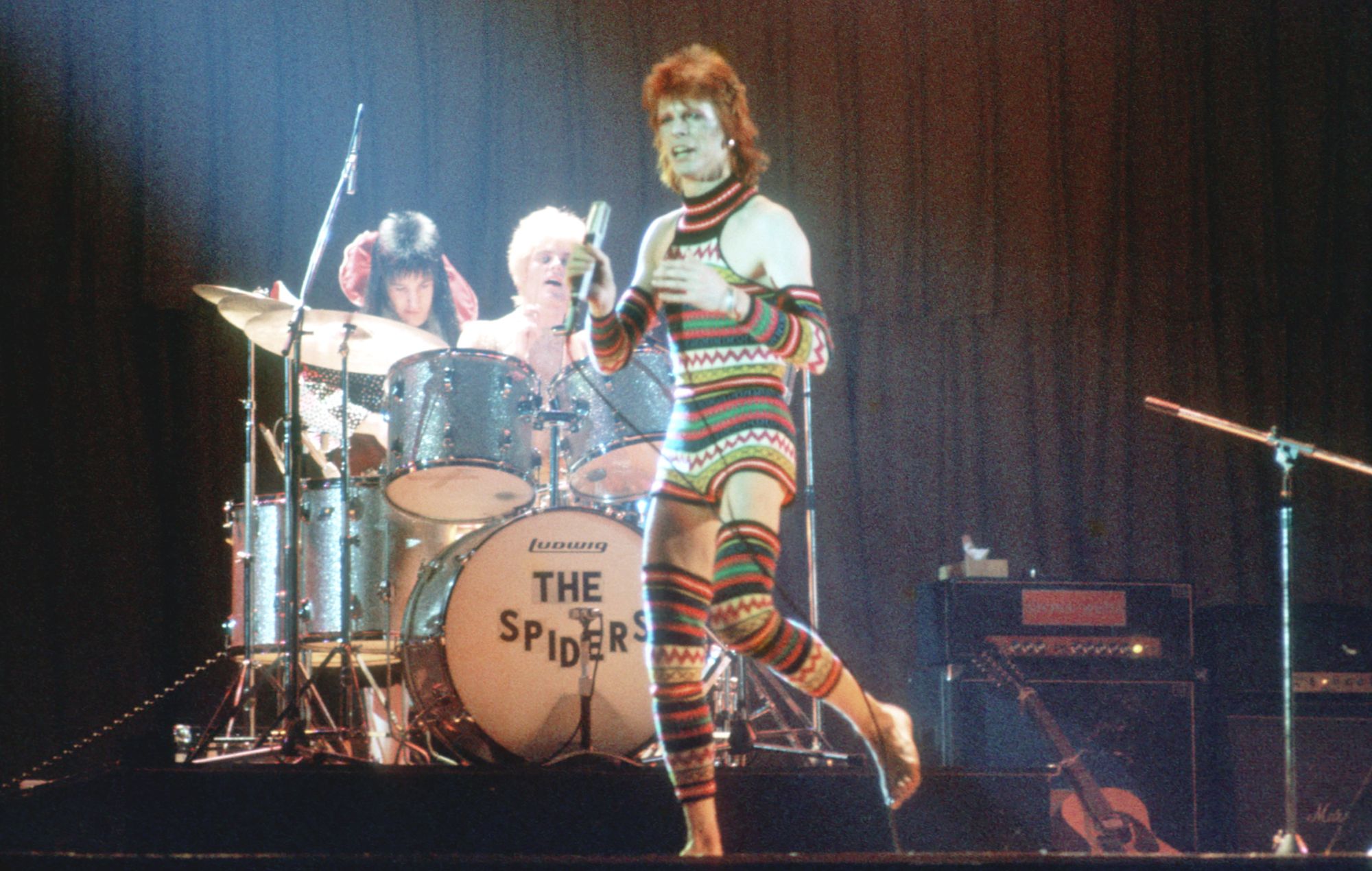 David Bowie se produit sur scène lors de son époque "Ziggy Stardust" en 1973