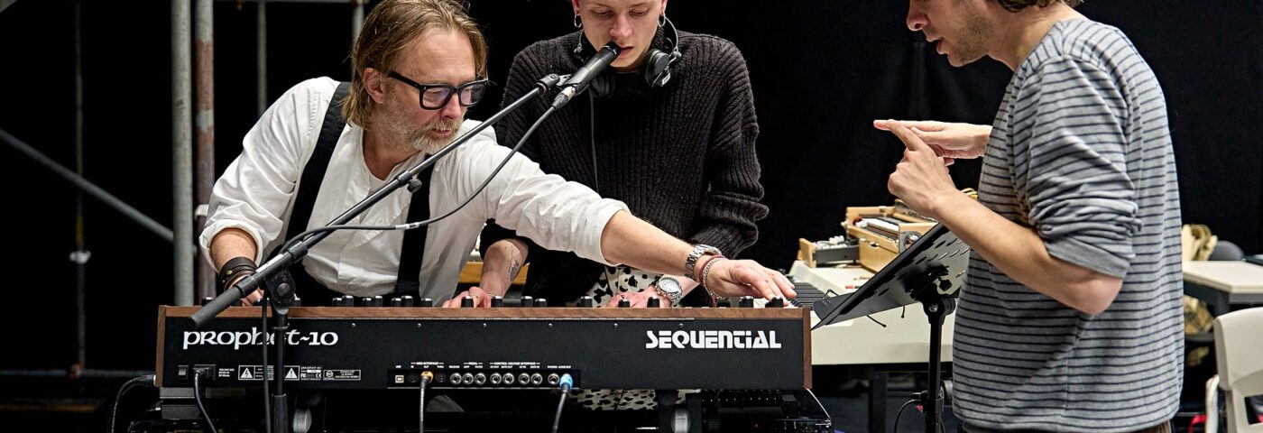 Thom Yorke explique la connexion de la grêle de Radiohead «  Hail to the Thief '' à la nouvelle production de «hameau»