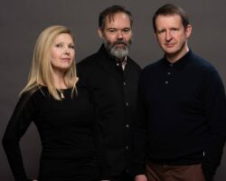 Saint Etienne annonce l'album final «International» avec un single euphorique «Glad»
