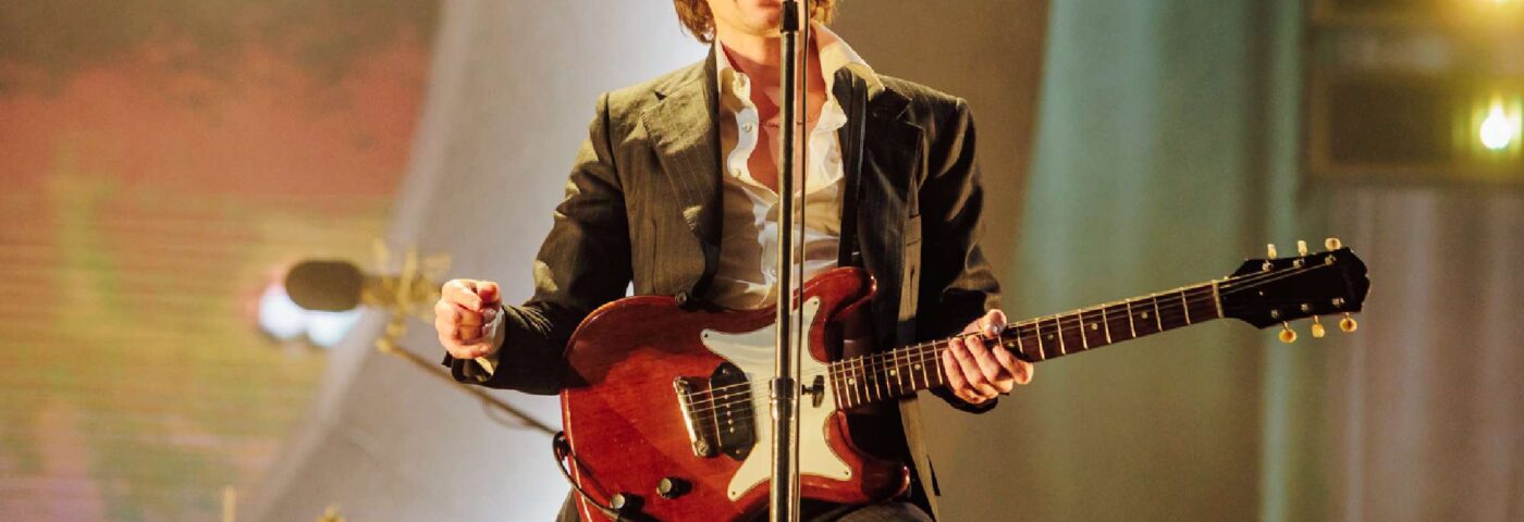 Regardez Alex Turner faire une apparition surprise aux Music Week Awards pour honorer le manager d'Arctic Monkeys