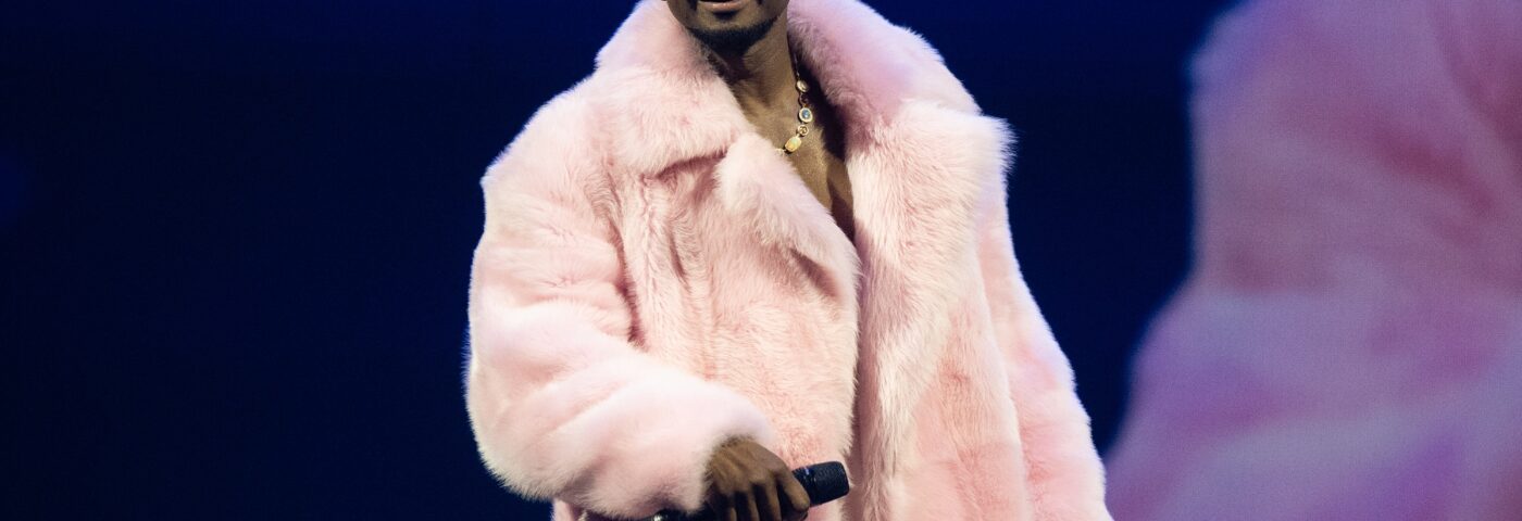 Usher évite « d'urgence » après avoir essayé de nourrir la cerise à un fan qui était allergique