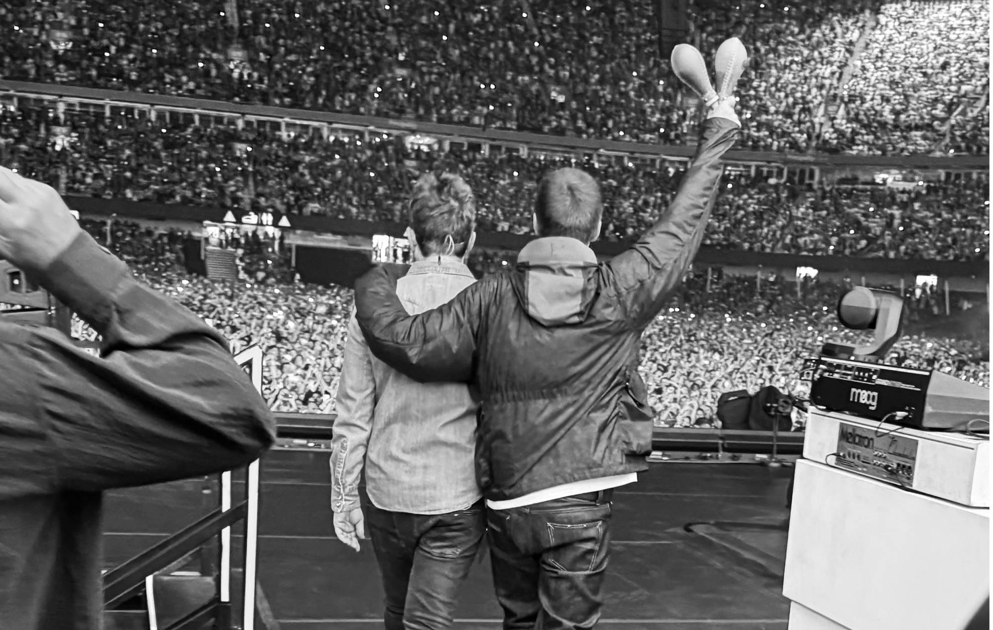 Noel et Liam Gallagher se produisant avec Oasis au Cardiff Principality Stadium le vendredi 4 juillet 2025. Crédit: Angus Jenner