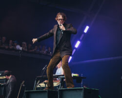 Regardez Pulp jouer `` Last Day of the Miners 'Strike' pour la première fois à Tramlines à Sheffield
