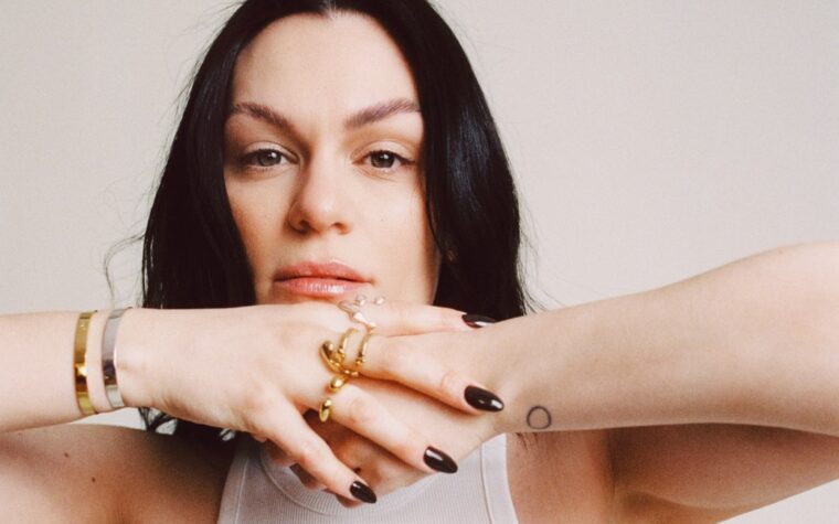 Jessie J «se sent beaucoup plus forte» après une hospitalisation inattendue - six semaines après une chirurgie du cancer du sein réussi