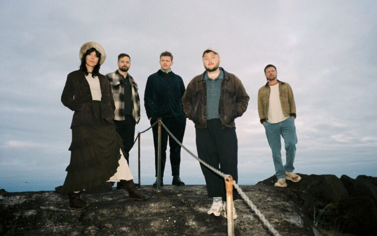 Des monstres et des hommes annoncent un nouvel album «All Is Love and Pain in the Mouse Parade» avec un single désagréable «Ordinary Creature»