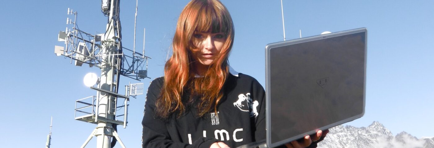 «  I Love My Computer '' est l'album des rêves électriques de Ninajirachi