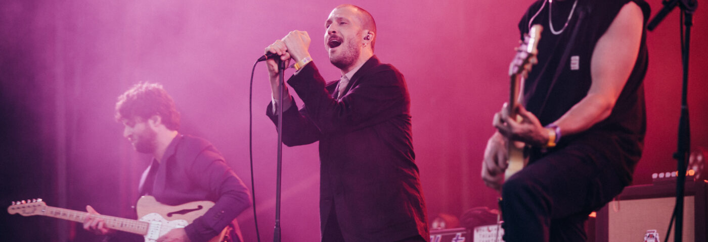 Les Maccabees disent « c'est tentant » de faire de la nouvelle musique ensemble Les Maccabees disent « c'est tentant » de faire de la nouvelle musique ensemble