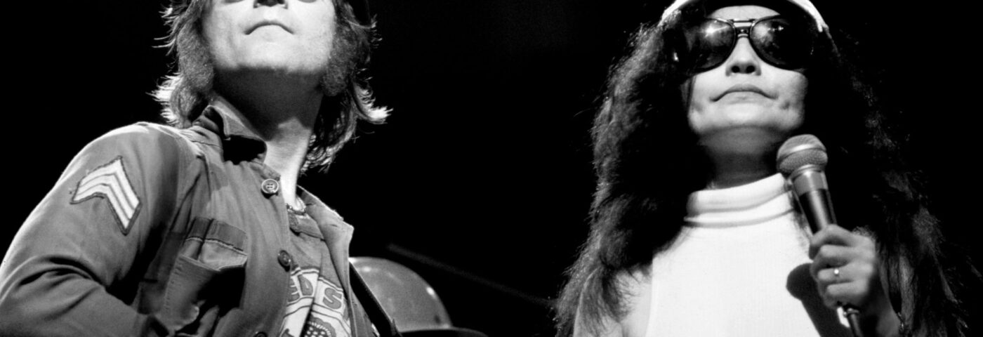 L'activisme politique de John Lennon et Yoko Ono et l'ère de New York ont exploré le nouveau coffret «Power to the People»