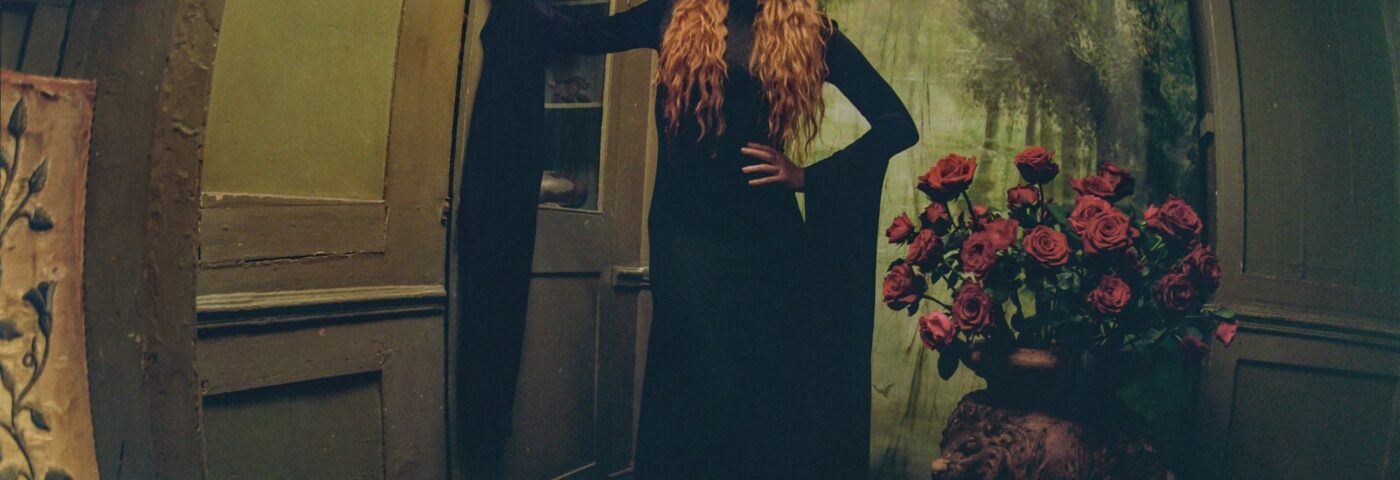 Florence + The Machine partage la piste de titre épique «Everybody Scream»