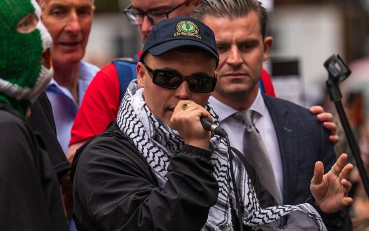 Affaire du terrorisme contre Mo Chara de Knecap ajourné par le tribunal à Londres après que l'équipe juridique a déclaré que l'accusation devrait être rejetée