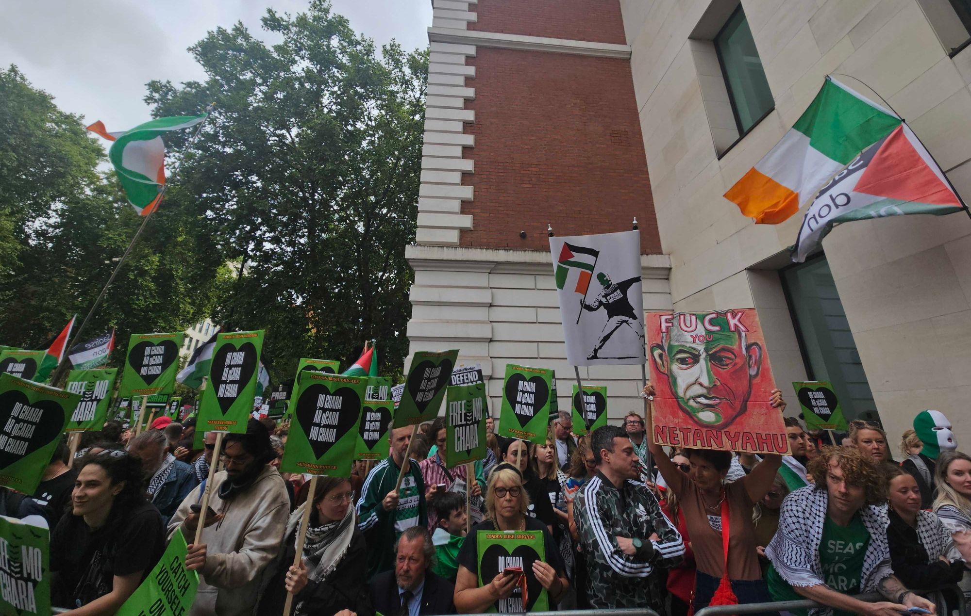 Les foules se réunissent alors que Mo Chara de Knecap apparaît devant le tribunal, 20 août. Crédit: NME