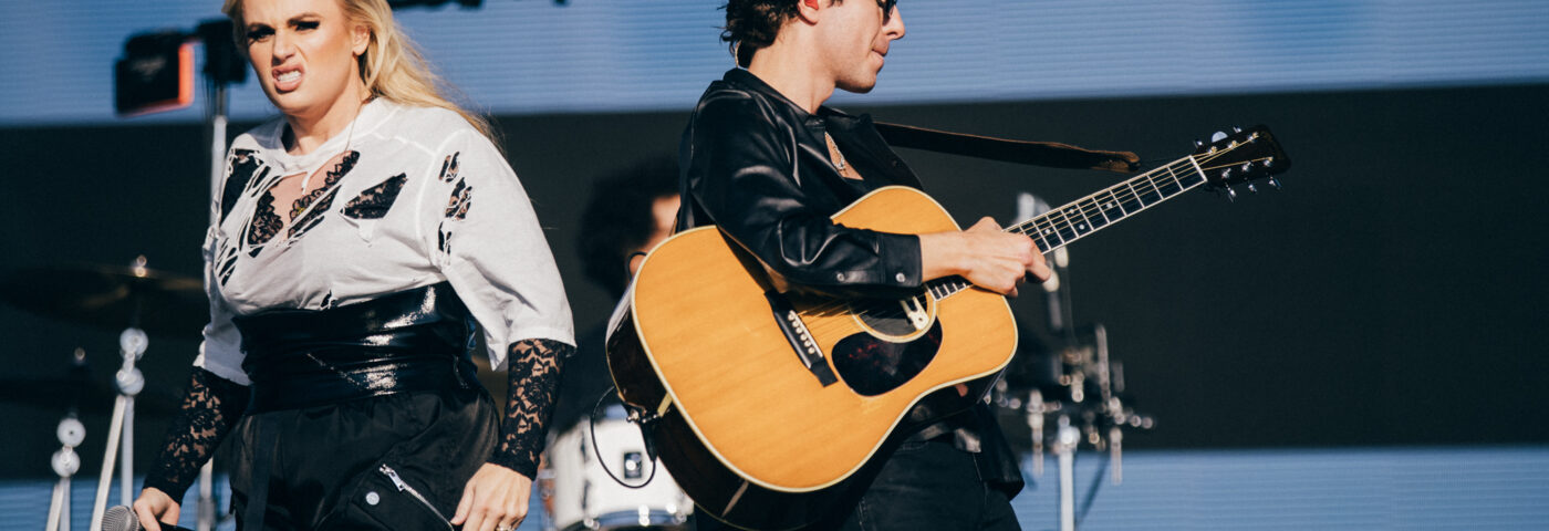 Regardez les Kooks faire ressortir Rebel Wilson pour couvrir «Gangsta's Paradise» à Reading 2025