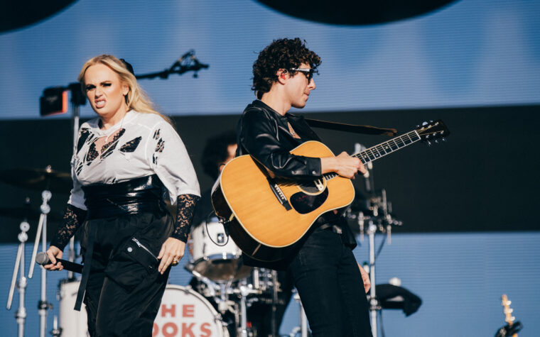Regardez les Kooks faire ressortir Rebel Wilson pour couvrir «Gangsta's Paradise» à Reading 2025