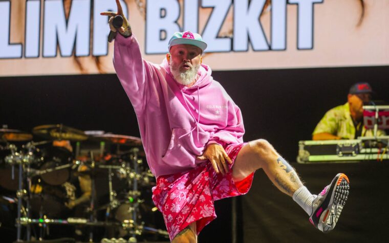 Regardez Limp Bizkit faire ressortir le jeune fan Brooke pour 'Full Nelson' à Reading 2025