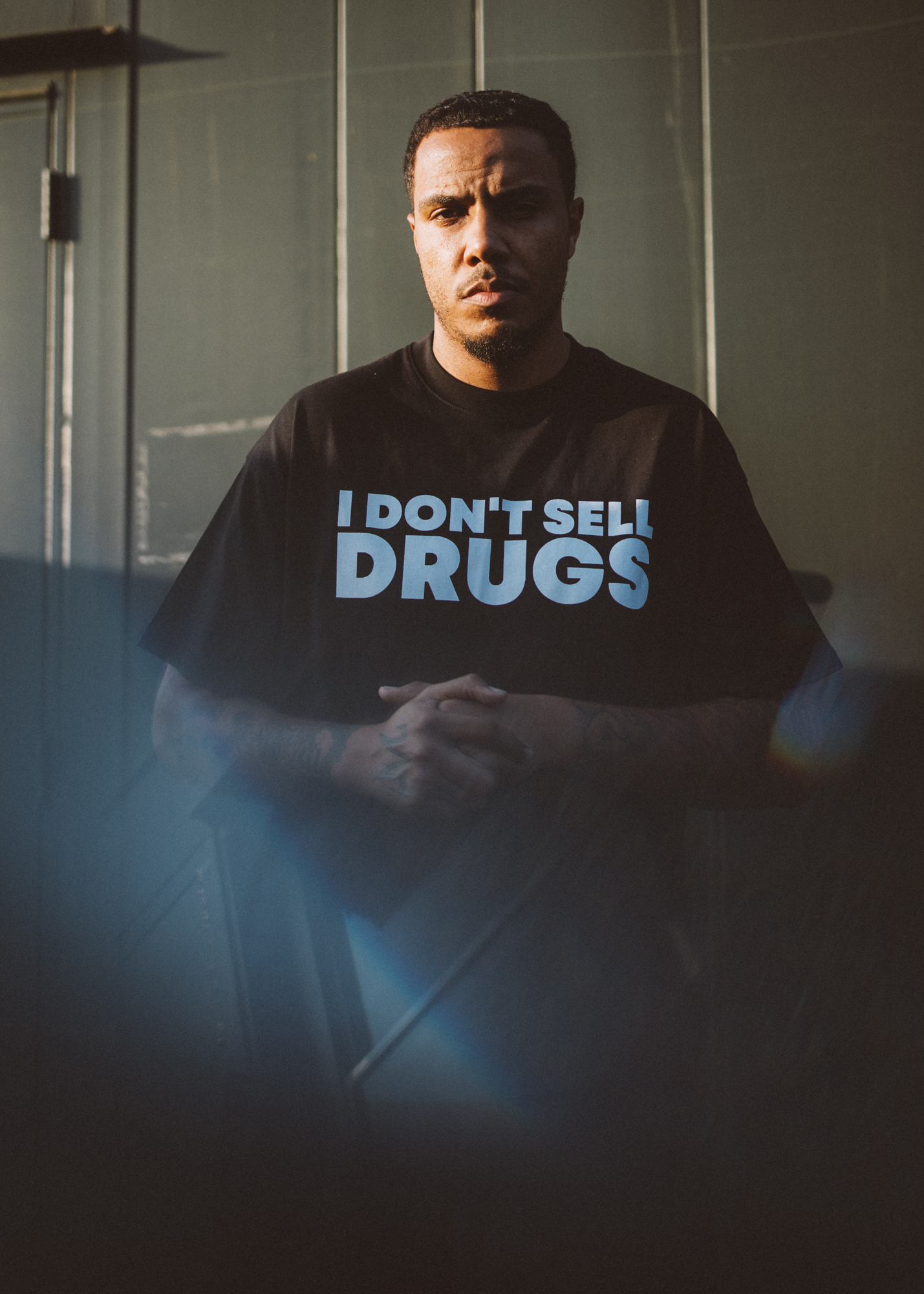 AJ Tracey dans les coulisses du Reading Festival 2025. Crédit photo: Andy Ford pour NME.