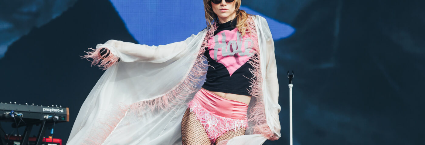 Regardez Suki Waterhouse Cover Oasis '' Ne regardez pas en colère « à la lecture 2025