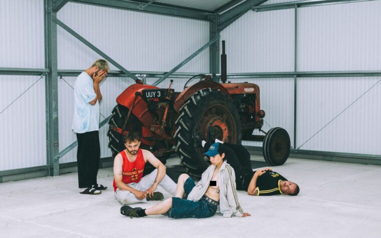 Le divorce partage la version de luxe surprise de l'album 'Drive to Goldenhammer' avec le nouveau single puissant 'Wendolene'