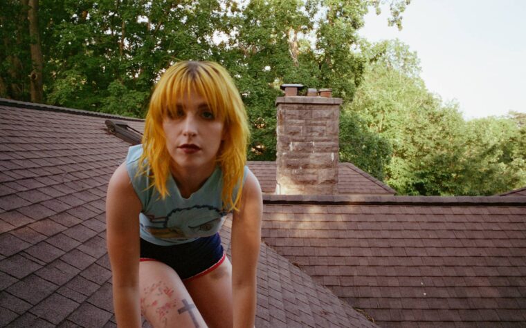 Hayley Williams publie officiellement un nouvel album «Ego Death at A Bachelorette Party» et partage un nouveau morceau pensif «Parachute»