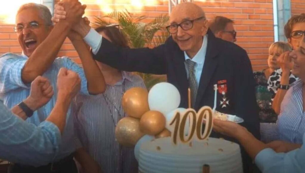 À 100 ans ce Brésilien détient le record du monde dans la même entreprise