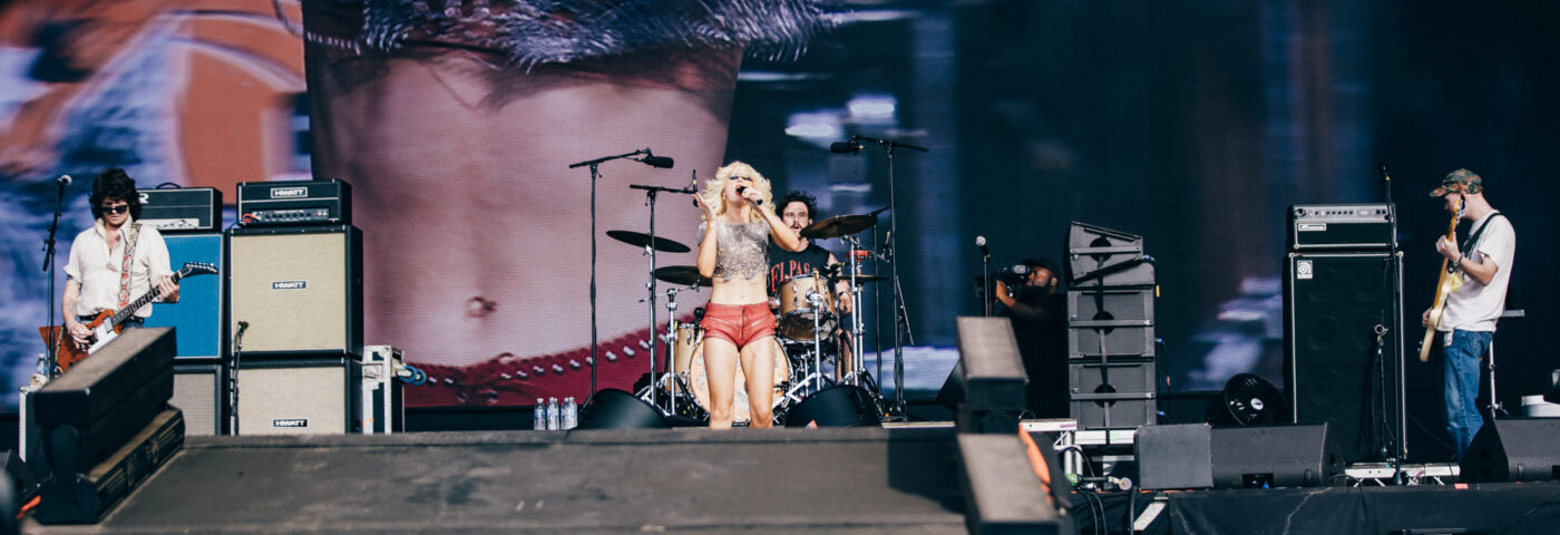 Amyl & The Sniffers sur leurs fans « compatissants » et prévoit de « frapper une bullseye » à Ally Pally