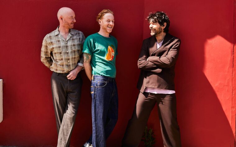 Biffy Clyro déplace la date de sortie et annonce la tournée acoustique intime du Royaume-Uni pour lancer un nouvel album «Futique»