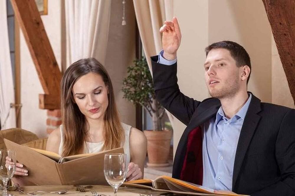 Claquer des doigts pour attirer l’attention