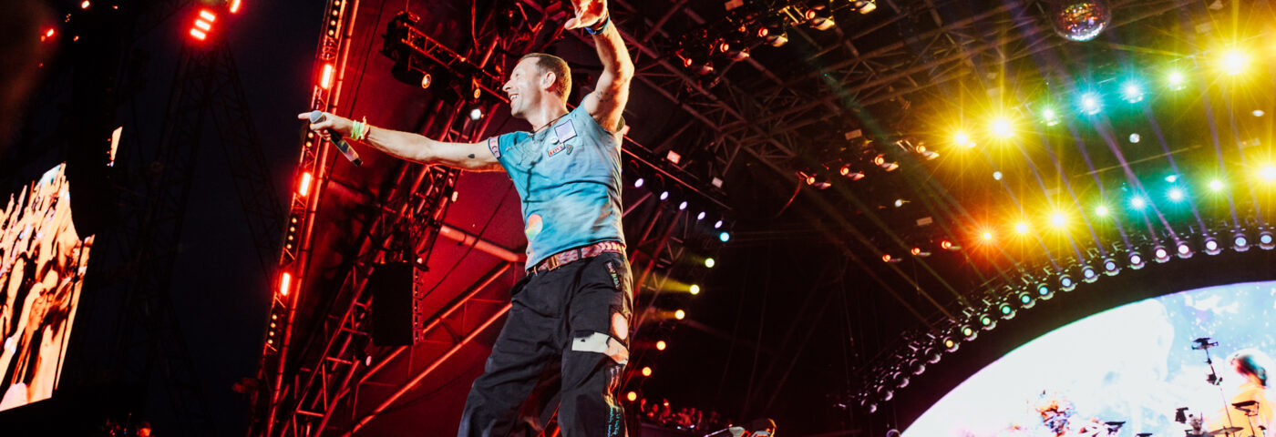 Chris Martin de Coldplay réfléchit à ses commentaires de concert qui sont «devenus viraux, négativement» grâce à «un groupe de personnes est en colère parce que je veux aimer tout le monde»
