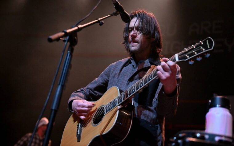 Conor Oberst de Bright Eyes se présente à son propre concours de sosie à Omaha